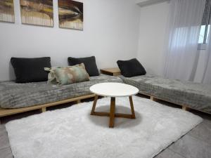 a living room with a couch and a table at San Vicente in Olavarría