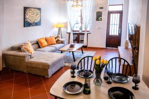 a living room with a couch and a table at White Lotus in Próti