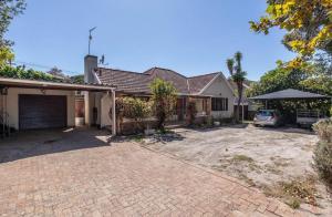 a house with a driveway and a garage at Sunset Nest in Meadowridge