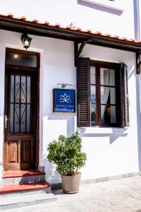a building with a door and a sign on it at White Lotus in Próti