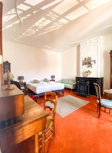 ein Zimmer mit zwei Betten, einem Tisch und Stühlen in der Unterkunft Entre Midi - Maison d'Hôtes - B&B in Capestang