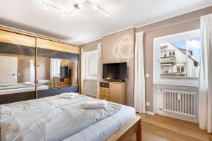 a bedroom with a large bed and a window at Ferienwohnung Morgensonne - modern und freundlich in zentraler Lage in Langenargen