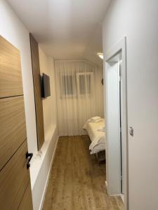 ein Zimmer mit einem Bett und ein Zimmer mit einer Tür in der Unterkunft Valina in Kozinšćak + 40 Fotos