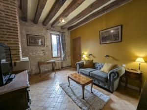 a living room with a couch and a table at Manoir de la Maison Blanche in Amboise