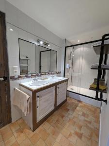 a bathroom with two sinks and a shower at Manoir de la Maison Blanche in Amboise +46 photos