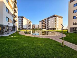 a park in the middle of a city with buildings at Focsani Studio Residence 3 in Focşani
