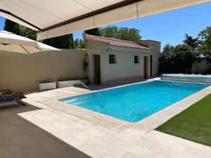 a swimming pool in the backyard of a house at Casa Las Fatiguitas al lado de Torrijos y muy cerca de Toledo y de Puy du Fou in Caudilla