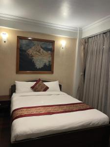 a bedroom with a large bed in a hotel room at Mughal Empire Hotel Pvt ltd in Pātan +5 photos