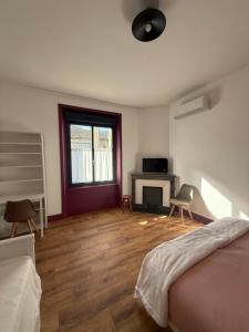 เตียงในห้องที่ Gîte entier ou chambres dans parc clos avec piscine +42 ภาพ