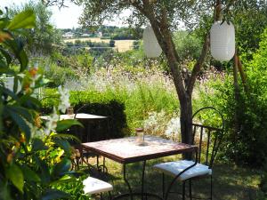ein Picknicktisch und Stühle in einem Garten in der Unterkunft Aura Relais in Numana
