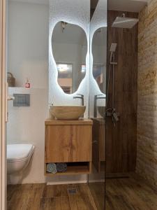 a bathroom with a sink and a mirror at Woodxury in Petrila