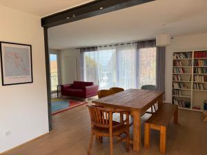 a living room with a wooden table and chairs at Ferienhaus Alpenblick in Steinen