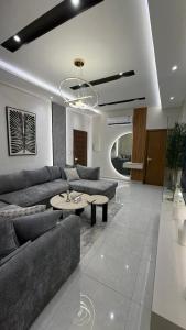 a living room with a couch and a table at شقه ثلاث غرف بحي المروه in Jeddah