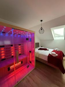 ein Schlafzimmer mit Glasdusche und einem Bett in der Unterkunft Valina in Kozinšćak