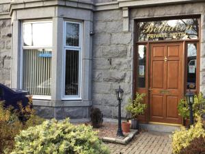 uma porta da frente de um edifício com um parquímetro em Belhaven Private Hotel em Aberdeen
