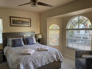 a bedroom with a bed with two towels on it at Beautiful property on Siesta Key in Siesta Key +25 photos