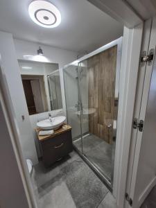 a bathroom with a glass shower and a sink at Modern Art Kredytowa-Dzieci do lat 7 nie płacą! in Warsaw +28 photos