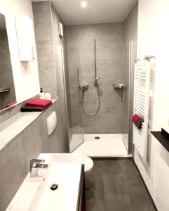 ein Badezimmer mit Dusche und Waschbecken in der Unterkunft Haus Osterlämmchen in Ediger-Eller + 25 Fotos