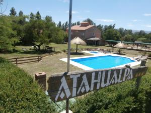 een villa met een zwembad en een huis bij Atahualpa mi Posada in Mina Clavero