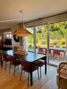 a dining room with a table and chairs at Maison à ROSCOFF avec vue mer in Roscoff