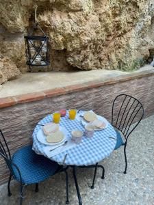 a table with plates of food and two chairs at Casa Isabel in El Gastor