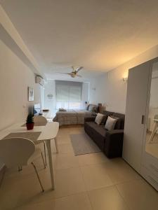 a living room with a couch and a table at Luminoso Estudio en la playa de el Campello in El Campello