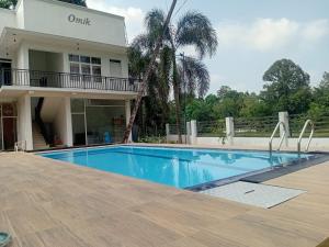 a swimming pool in front of a building at Omik Residence in Dinapamunuwa