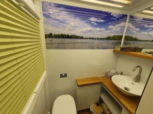 a bathroom with a window with a view of the water at Neues Hausboot für 4 Personen Müritz und Plauer See in Lübz