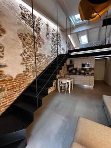 a staircase in a room with a brick wall at Perla Loft in Seriate