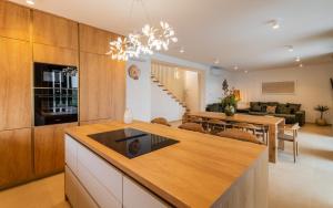 a kitchen and living room with a dining room at Villa Carbonia in Kolan