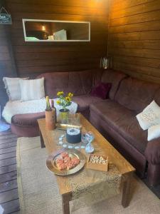 a living room with a couch and a coffee table at Pikkjärve puhkemaja in Tilsi