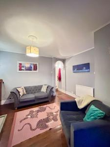 a living room with a couch and a rug at Charming 2 Bed Terrace in Central Caversham in Caversham