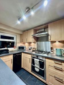 a kitchen with a stove top oven in a kitchen at Charming 2 Bed Terrace in Central Caversham in Caversham