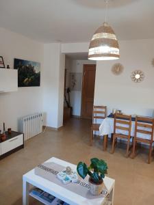 a living room with a table and a dining room at El rincon de Adriana in Alquézar
