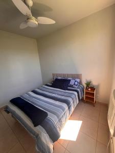 a large bed in a room with a ceiling at Apartamento prático e aconchegante - 5 min do Centro in Catanduva