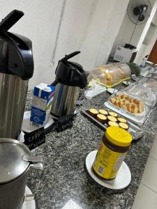 a kitchen counter with a counter top with cupcakes at Pousada Avenida MELHOR CUSTO-BENEFÍCIO in Teixeira de Freitas