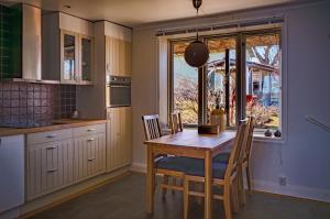Η κουζίνα ή μικρή κουζίνα στο Captivating Harbor View Suite