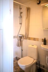 Ένα μπάνιο στο Captivating Harbor View Suite