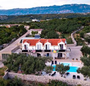an aerial view of a house with a swimming pool at Studio apartmani Alex Doll in Novalja