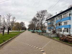 an empty street with a basketball court in front of a building at Karina Maliuc Apartment in Maliuc