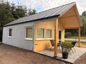 a small shed with a table and two chairs at Accommodation under the Oaks in Dramino