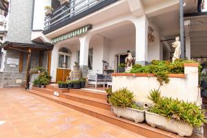 a house with a courtyard with potted plants at Grotta dei Puntali B&B in Carini