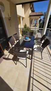 a patio with a table and chairs on a balcony at Side Beach Villarında Dubleks Daire in Side
