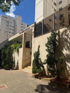 a building with a street sign on the side of it at Apartamento Prático Completo in Goiânia