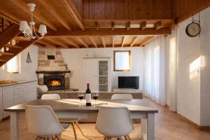 a kitchen and living room with a table and chairs at Les Champs d'Opale in Bréxent-Énocq