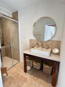 a bathroom with a sink and a shower at L'Écrin Rustique in Couzeix