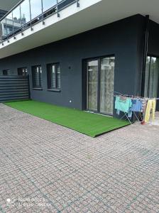 a green carpet on the side of a building at Apartament M&G in Jarosław