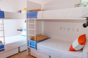 Tempat tidur susun dalam kamar di Stork Hostel