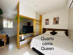 a bedroom with a large bed and a tv at Flat Dourado a 5minutos do Parnaíba Shopping in Parnaíba