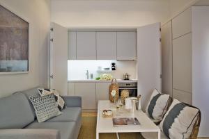 - un salon avec un canapé et une table dans l'établissement Lisbon Five Stars Apartments Combro 77, à Lisbonne